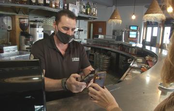 Camarero pide el pasaporte covid