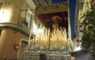 La Virgen de la Salud recorre las calles de la ciudad.