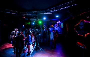 Varias personas en la pista de una discoteca