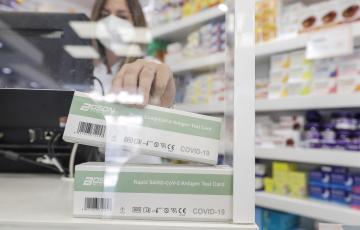 Una caja con test de antígenos contra la COVID-19 en una farmacia,