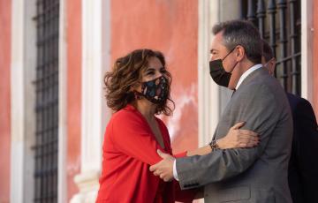 La ministra de Hacienda, María Jesús Montero, y Juan Espadas