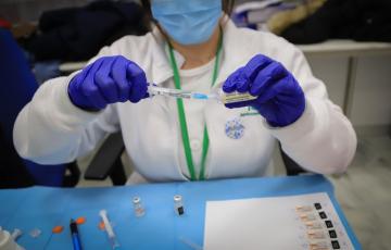 Sanitaria con una dosis de la vacuna contra el covid