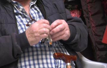 Inquilino recibe llaves de un piso de Procasa 