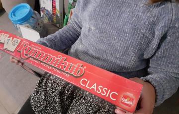 Niña con juego de mesa