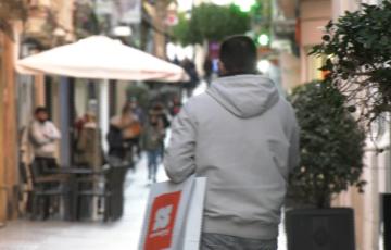 Gente pasea en el centro