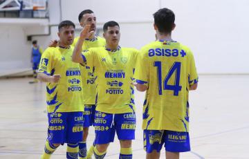Los amarillos celebran uno de los tantos que le han dado el triunfo (Foto: Cádiz CF Virgili)