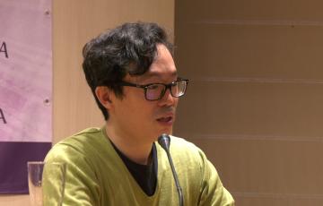 El violinista Aaron Lee ofrece su experiencia de lucha por su condición sexual en la Fundación de la Mujer