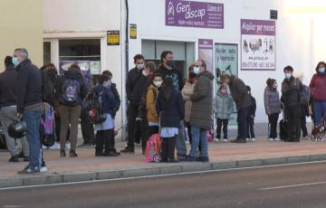 Los niños y niñas a la entrada de uno de los colegios de la capital