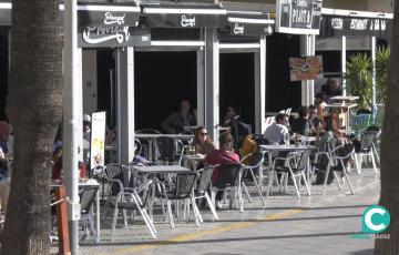 Turistas y gaditanos disfrutando de los bares de nuestra ciudad