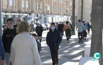 Gente pasea en navidades 