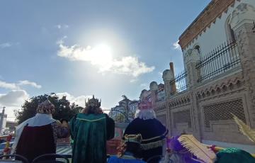 Los Reyes durante el recorrido turístico.