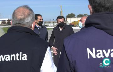 Imagen del encuentro a las puertas de la dirección de la factoría