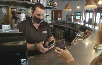 Camarero pide el pasaporte covid 