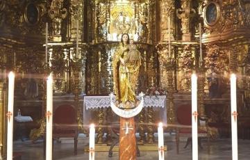 A las 12 horas se celebra la misa en la iglesia de San Lorenzo