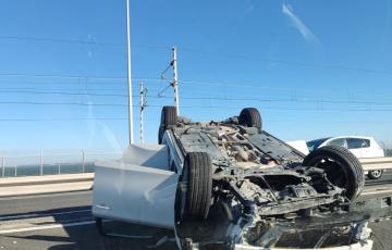 El accidente ha provocado el vuelco de uno de los vehículos implicados