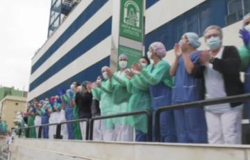 Concentración de sanitarios a la entrada del Hospital Puerta del Mar durante el confinamiento