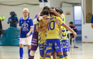 Los jugadores del Virgili se abrazan tras el tanto de Mario Santiago