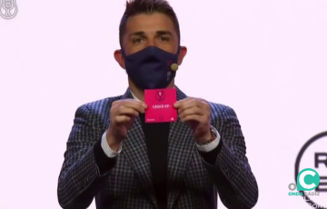 Momento en el que Villa saca la bola del Cádiz.