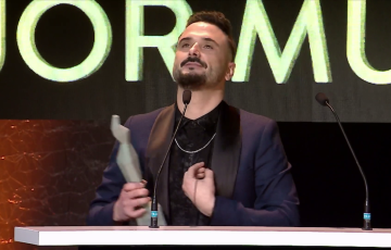 Riki Rivera recogiendo la estatuilla.