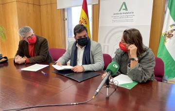 Firma de convenio entre Cruz Roja y delegado de Justicia 