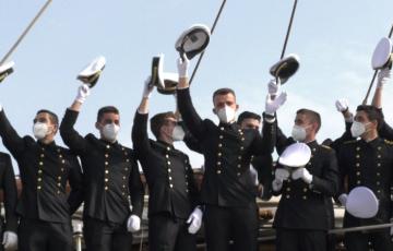 El Juan Sebastián de Elcano comienza su vuelta al mundo desde el Puerto de Cádiz.