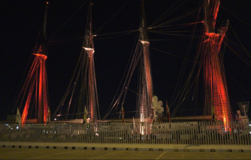 El Elcano se despide de Cádiz para dar la vuelta al mundo.