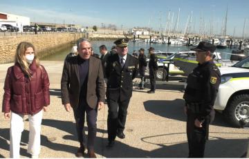 El consejero Bendodo, junto a la delegada de la Junta y efectivos policiales, durante la presentación de las nuevas embarcaciones