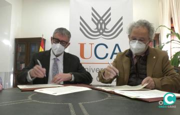 Francisco Piniella y José María Esteban durante la firma del convenio