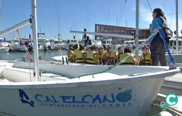 Alumnos durante el curso de vela