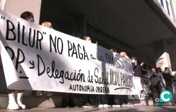 Las trabajadoras este martes concentradas en la Delegación de Salud, en la calle María Auxiliadora