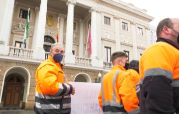 Los trabajadores de Sufi Cointer protestan ante el Ayuntamiento por su convenio colectivo