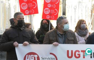 El sindicato UGT ante la Delegación de Educación de la Junta, en la plaza de Mina
