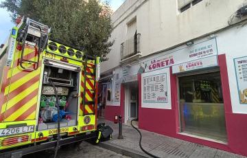 Los bomberos tienen que sofocar un incendio en la freiduría de la calle la Rosa.