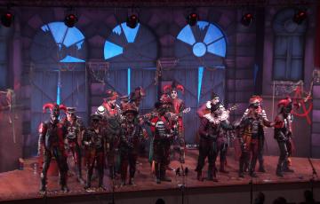 Los Indomables en el escenario del teatro Esclavas