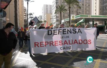 Imagen de los manifestantes a su paso por la avenida principal de la ciudad