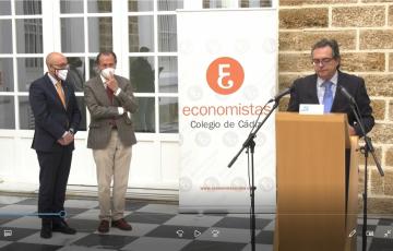 Secretario y decano del Colegio de Economistas, junto al vicepresidente de Diputación, durante la presentación del Observatorio Económico de la Provincia