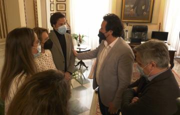 El alcalde de Cádiz saluda a los nuevos concejales socialistas antes de tomar posesión de sus cargos