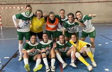 Las jugadoras del Cajasur celebran la víctoria "in extremis" en La Mirandilla