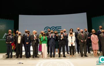 Imagen de todos los distinguidos al término del acto