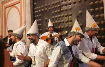 Una de las chirigotas ilegales actuando por las calles del centro de la ciudad