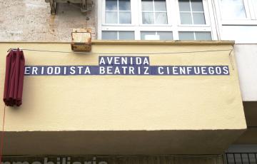 Rótulo de la avenida Periodista Beatriz Cienfuegos