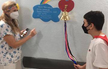 Dani toca la campana tras terminar su tratamiento