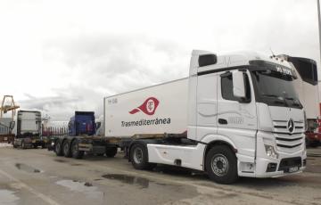 Camiones parados en el puerto de Cádiz delante de la Lonja pesquera