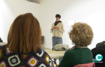 La poeta Rosa Lesca impartiendo el taller en la Casa de Iberoamérica