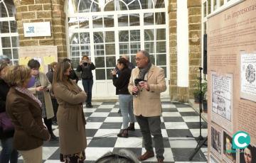 Juan Antonio Manzano se dirige a las asistentes en el Patio interior del Palacio Provincial