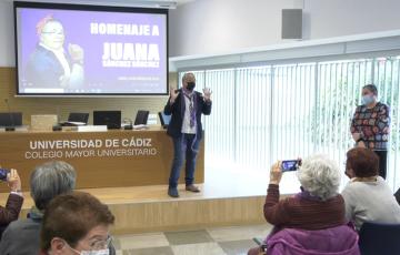 Momento del homenaje a Juana Sánchez