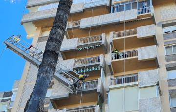 El momento en el que los efectivos de bomberos rescatan a los trabajadores