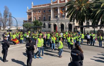 Concentración de transportistas frente a la entrada al muelle 