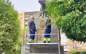 Durante la retirada de la estatua.
