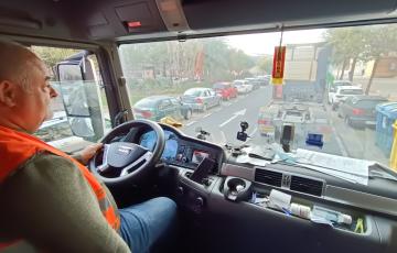 José Javier Amaya en su camión.